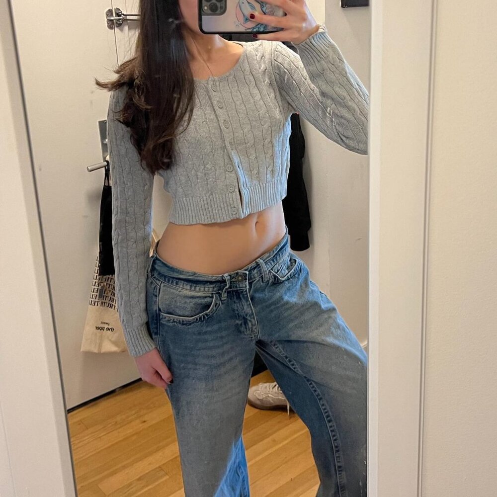 Brandy Melville light gray cable knit cropped sweater. So cute and trendy.